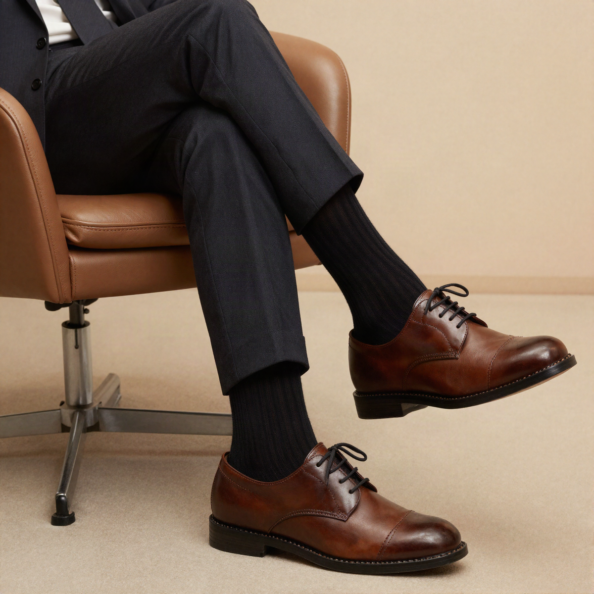 Chaussettes hautes noires de ville avec costume et chaussures oxford
