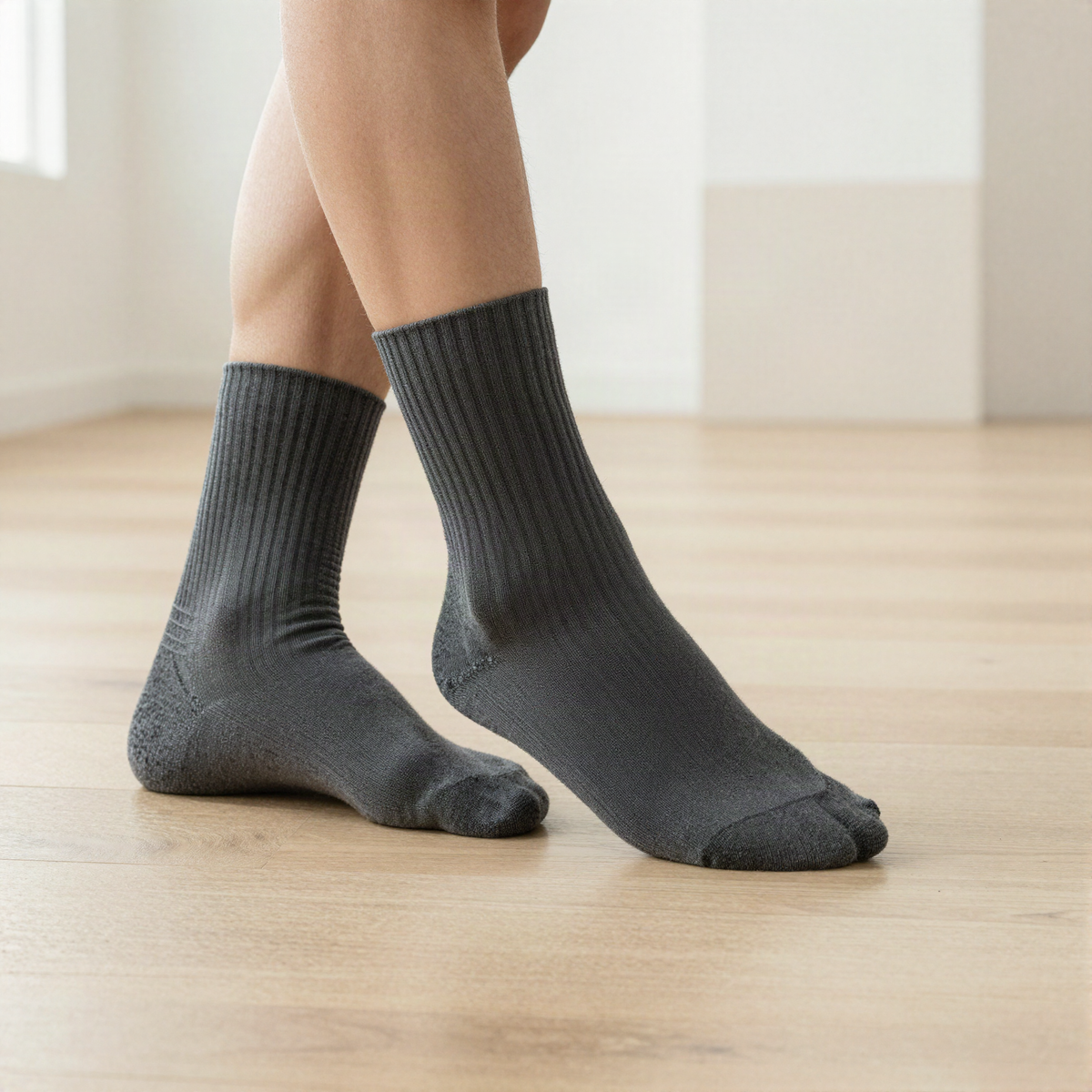 Chaussettes mi-mollet grises portées dans un salon lumineux