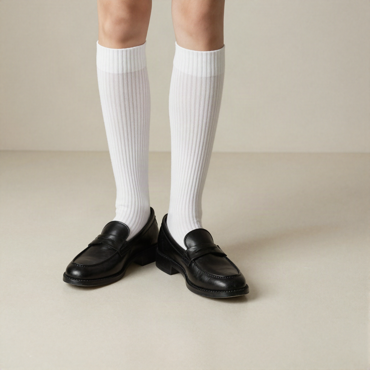 Chaussettes hautes côtelées blanches avec mocassins noirs