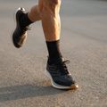 Coureur en foulée avec chaussettes de running noires