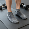 Chaussettes de fitness grises sur un tapis de sport