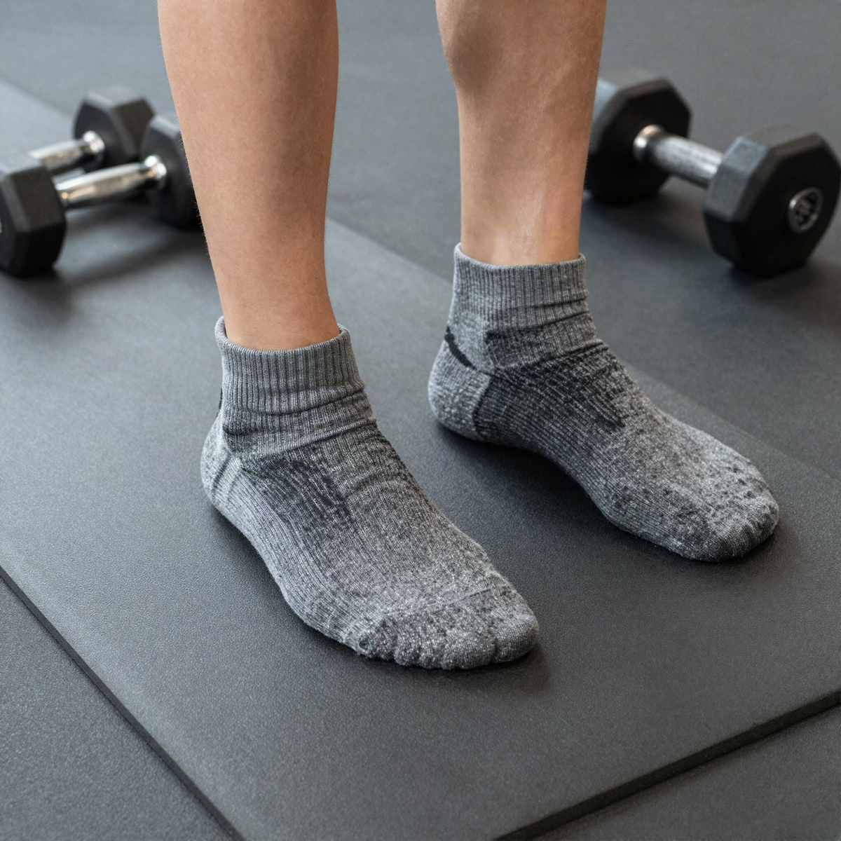 Chaussettes de fitness grises sur un tapis de sport