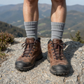 Chaussettes de randonnée grises avec chaussures de marche en montagne