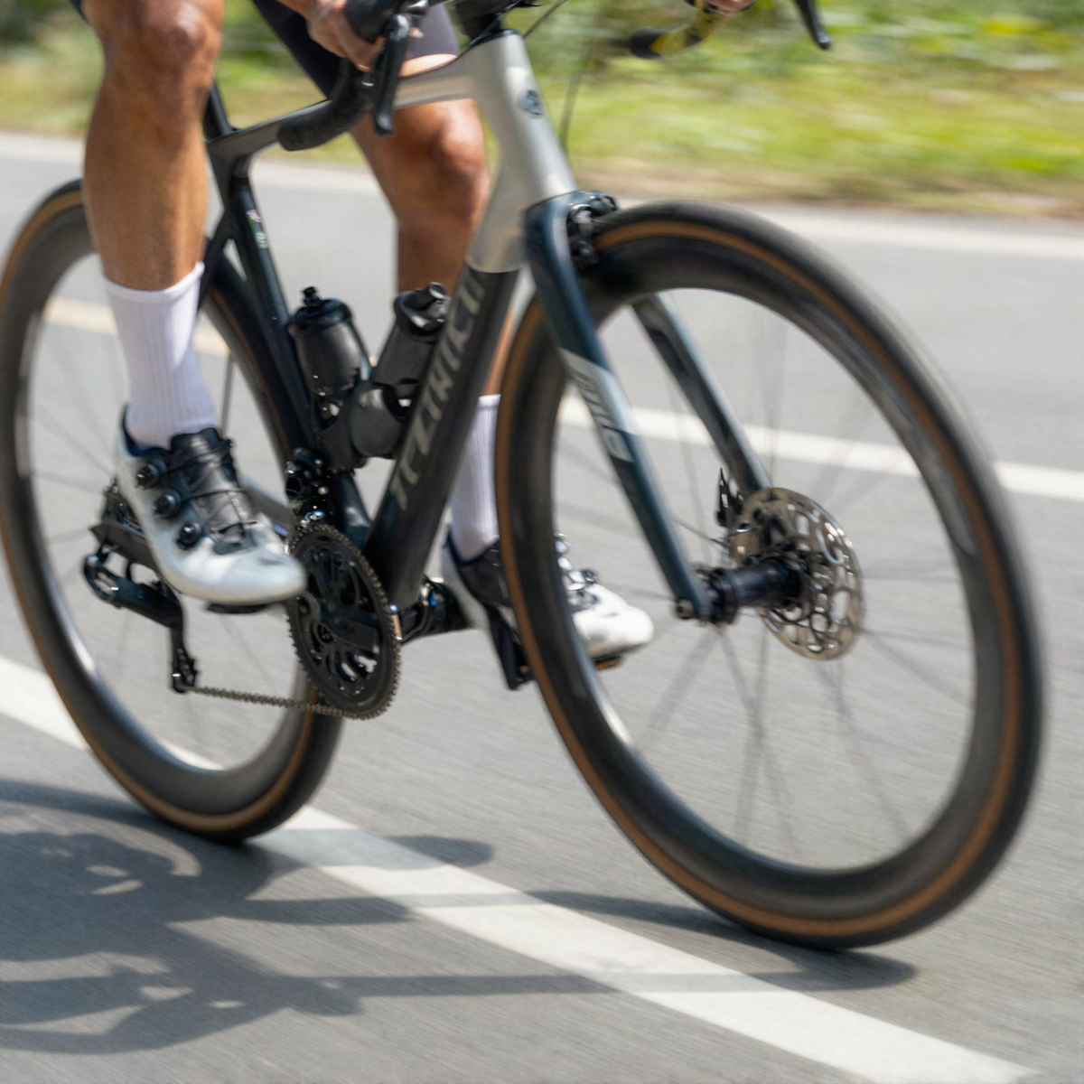 Cycliste avec chaussettes blanches fines et chaussures de vélo