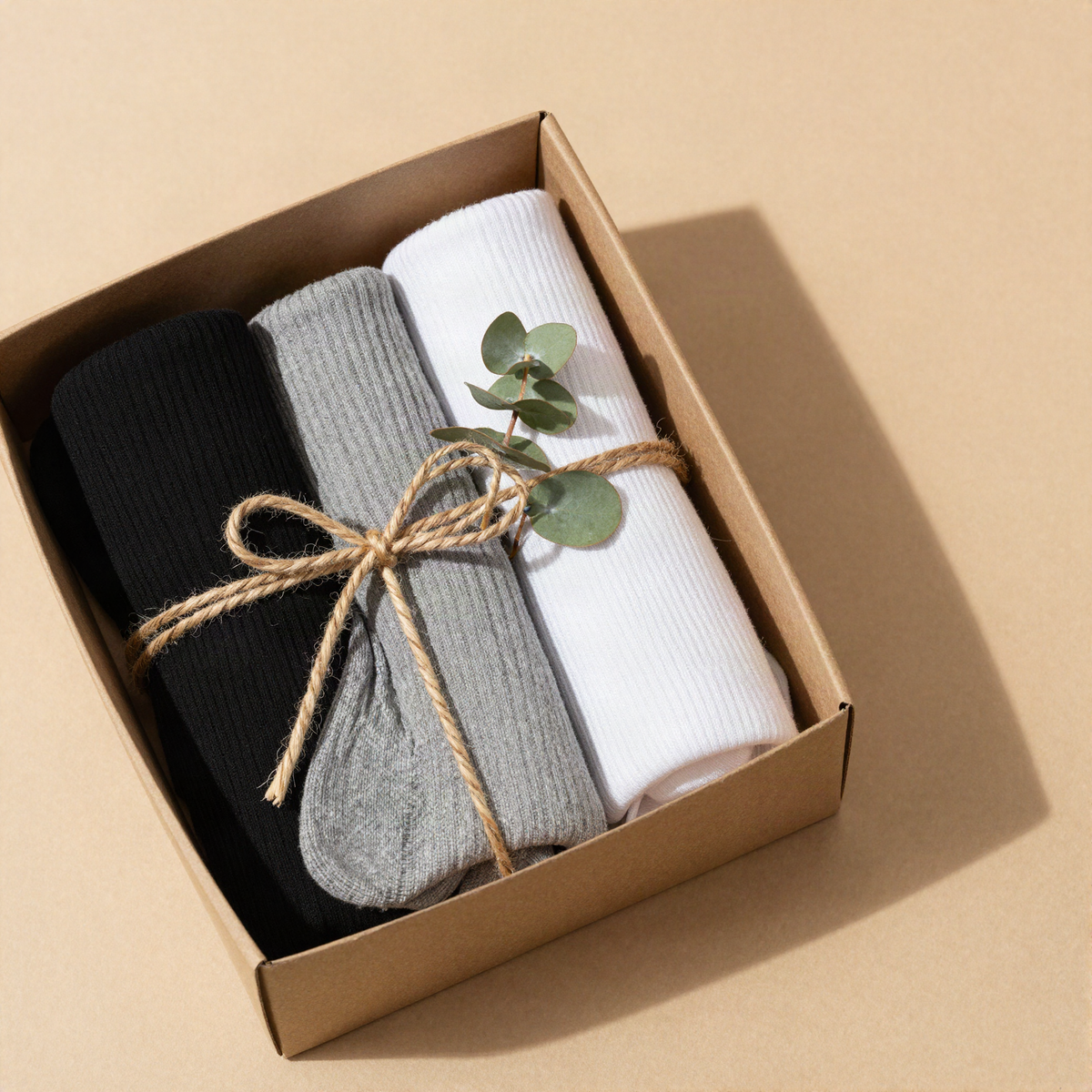 Pack cadeau de chaussettes noué avec un ruban en jute